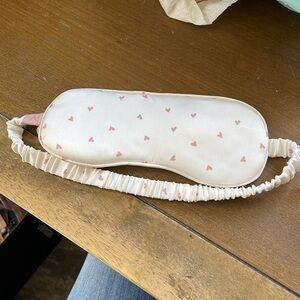 New without tags Barefoot dreams sleep eye cover white with pink hearts 💕💕💕